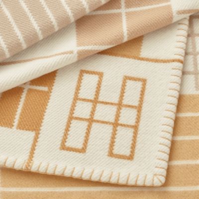 ホームテキスタイル：プレード、クッション、カシミヤ | Hermès